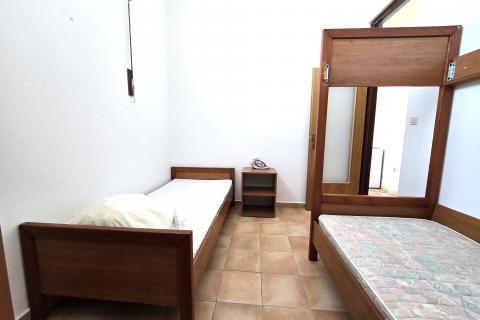 Istra, Rovinj, blizu morja, 3 spalnice, odličen apartma za najem  Remax Real Estate Center poudarja:  Na odlični lokaciji v Rovinju, le 450m od plaž, prodajamo to nepremičnino. Gre za stanovanje, ki se nahaja v pritličju stanovanjske stavbe, ki ima skupaj