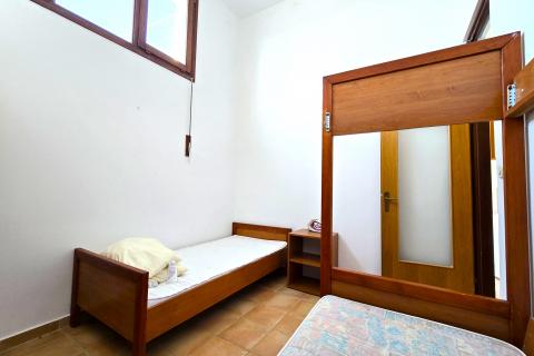 Istra, Rovinj, blizu morja, 3 spalnice, odličen apartma za najem  Remax Real Estate Center poudarja:  Na odlični lokaciji v Rovinju, le 450m od plaž, prodajamo to nepremičnino. Gre za stanovanje, ki se nahaja v pritličju stanovanjske stavbe, ki ima skupaj