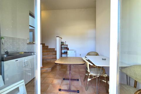 Istra, Rovinj, blizu morja, 3 spalnice, odličen apartma za najem  Remax Real Estate Center poudarja:  Na odlični lokaciji v Rovinju, le 450m od plaž, prodajamo to nepremičnino. Gre za stanovanje, ki se nahaja v pritličju stanovanjske stavbe, ki ima skupaj