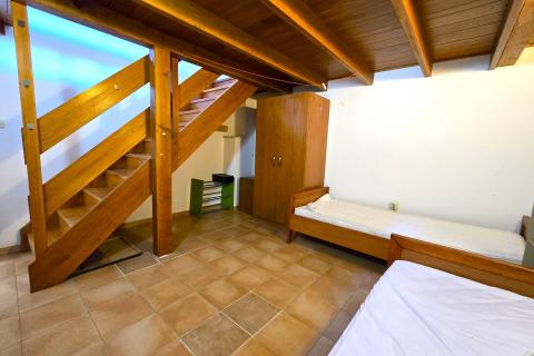 Istra, Rovinj, blizu morja, 3 spalnice, odličen apartma za najem  Remax Real Estate Center poudarja:  Na odlični lokaciji v Rovinju, le 450m od plaž, prodajamo to nepremičnino. Gre za stanovanje, ki se nahaja v pritličju stanovanjske stavbe, ki ima skupaj