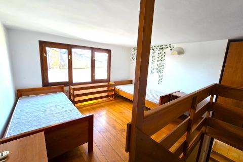 Istra, Rovinj, blizu morja, 3 spalnice, odličen apartma za najem  Remax Real Estate Center poudarja:  Na odlični lokaciji v Rovinju, le 450m od plaž, prodajamo to nepremičnino. Gre za stanovanje, ki se nahaja v pritličju stanovanjske stavbe, ki ima skupaj