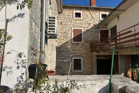 Poreč, okolica, renovirana istarska kuća sa zemljištem i konobom