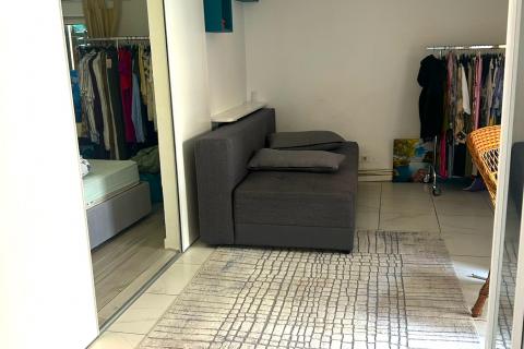 Istra, Rovinj-visoko pritličje, staro mestno jedro, prenovljeno, 40m2 na čudovitem trgu  Na odlični lokaciji, na enem od romantičnih starih mestnih trgov, prodajamo to zelo svetlo stanovanje. Gre za visoko pritličje lepe avtohtone stavbe, ki ima 40 m 2 up