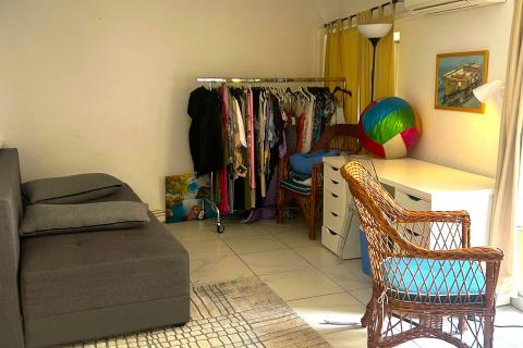 Istra, Rovinj-visoko pritličje, staro mestno jedro, prenovljeno, 40m2 na čudovitem trgu  Na odlični lokaciji, na enem od romantičnih starih mestnih trgov, prodajamo to zelo svetlo stanovanje. Gre za visoko pritličje lepe avtohtone stavbe, ki ima 40 m 2 up