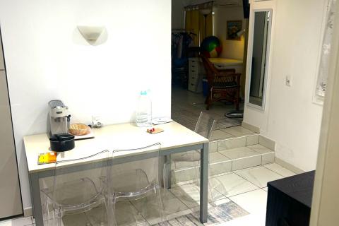 Istra, Rovinj-visoko pritličje, staro mestno jedro, prenovljeno, 40m2 na čudovitem trgu  Na odlični lokaciji, na enem od romantičnih starih mestnih trgov, prodajamo to zelo svetlo stanovanje. Gre za visoko pritličje lepe avtohtone stavbe, ki ima 40 m 2 up