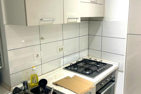 Istra, Rovinj-visoko pritličje, staro mestno jedro, prenovljeno, 40m2 na čudovitem trgu  Na odlični lokaciji, na enem od romantičnih starih mestnih trgov, prodajamo to zelo svetlo stanovanje. Gre za visoko pritličje lepe avtohtone stavbe, ki ima 40 m 2 up