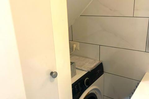 Istra, Rovinj-visoko pritličje, staro mestno jedro, prenovljeno, 40m2 na čudovitem trgu  Na odlični lokaciji, na enem od romantičnih starih mestnih trgov, prodajamo to zelo svetlo stanovanje. Gre za visoko pritličje lepe avtohtone stavbe, ki ima 40 m 2 up