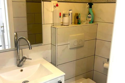 Istra, Rovinj-visoko pritličje, staro mestno jedro, prenovljeno, 40m2 na čudovitem trgu  Na odlični lokaciji, na enem od romantičnih starih mestnih trgov, prodajamo to zelo svetlo stanovanje. Gre za visoko pritličje lepe avtohtone stavbe, ki ima 40 m 2 up