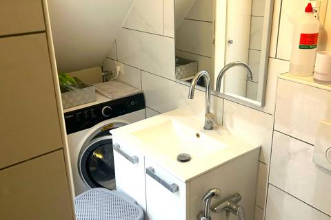 Istra, Rovinj-visoko pritličje, staro mestno jedro, prenovljeno, 40m2 na čudovitem trgu  Na odlični lokaciji, na enem od romantičnih starih mestnih trgov, prodajamo to zelo svetlo stanovanje. Gre za visoko pritličje lepe avtohtone stavbe, ki ima 40 m 2 up