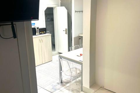 Istra, Rovinj-visoko pritličje, staro mestno jedro, prenovljeno, 40m2 na čudovitem trgu  Na odlični lokaciji, na enem od romantičnih starih mestnih trgov, prodajamo to zelo svetlo stanovanje. Gre za visoko pritličje lepe avtohtone stavbe, ki ima 40 m 2 up