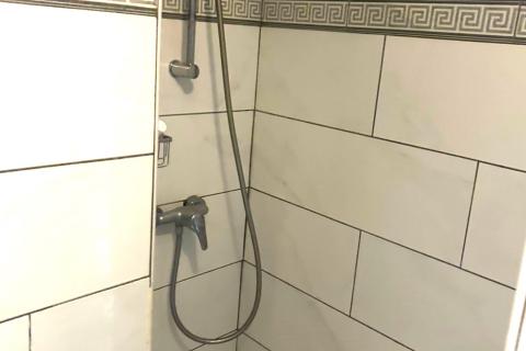 Istra, Rovinj-visoko pritličje, staro mestno jedro, prenovljeno, 40m2 na čudovitem trgu  Na odlični lokaciji, na enem od romantičnih starih mestnih trgov, prodajamo to zelo svetlo stanovanje. Gre za visoko pritličje lepe avtohtone stavbe, ki ima 40 m 2 up