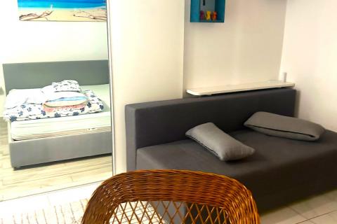 Istra, Rovinj-visoko pritličje, staro mestno jedro, prenovljeno, 40m2 na čudovitem trgu  Na odlični lokaciji, na enem od romantičnih starih mestnih trgov, prodajamo to zelo svetlo stanovanje. Gre za visoko pritličje lepe avtohtone stavbe, ki ima 40 m 2 up