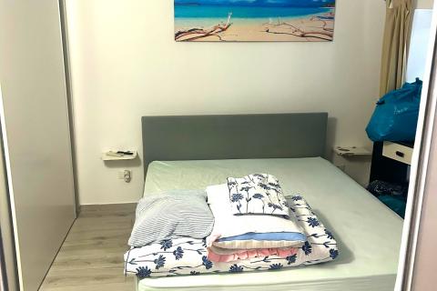 Istra, Rovinj-visoko pritličje, staro mestno jedro, prenovljeno, 40m2 na čudovitem trgu  Na odlični lokaciji, na enem od romantičnih starih mestnih trgov, prodajamo to zelo svetlo stanovanje. Gre za visoko pritličje lepe avtohtone stavbe, ki ima 40 m 2 up