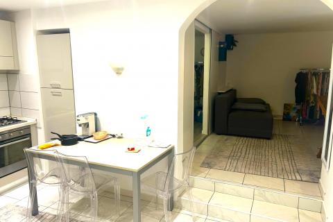 Istra, Rovinj-visoko pritličje, staro mestno jedro, prenovljeno, 40m2 na čudovitem trgu  Na odlični lokaciji, na enem od romantičnih starih mestnih trgov, prodajamo to zelo svetlo stanovanje. Gre za visoko pritličje lepe avtohtone stavbe, ki ima 40 m 2 up