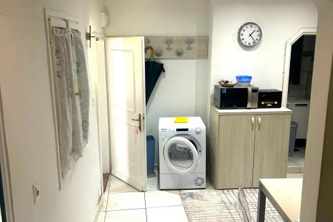 Istra, Rovinj-visoko pritličje, staro mestno jedro, prenovljeno, 40m2 na čudovitem trgu  Na odlični lokaciji, na enem od romantičnih starih mestnih trgov, prodajamo to zelo svetlo stanovanje. Gre za visoko pritličje lepe avtohtone stavbe, ki ima 40 m 2 up