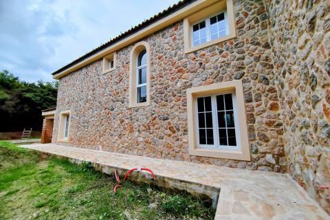 OTOK KRK,dvije kuće sa bazenima na prodaju 