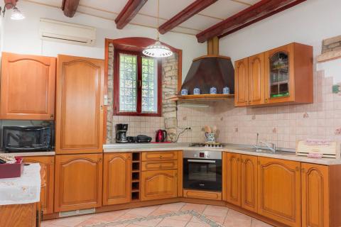 Pula, Šišan-kamena kuća za dugoročni najam