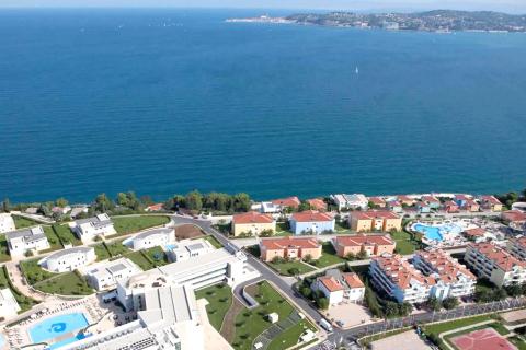 Istra, Umag - apartman prizemlje, terasa, lift, pogled more, plaža, bazen, golf