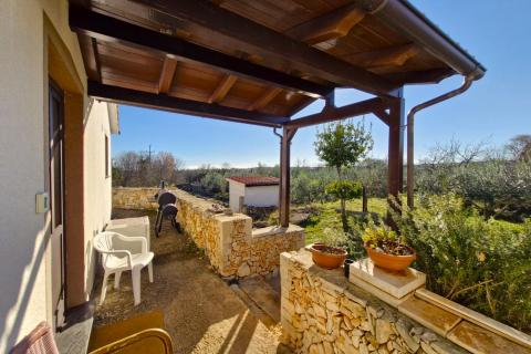 Istra, Rakalj- prizemnica s bazenom i dodatnim objektom