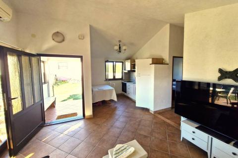 Istra, Rakalj- prizemnica s bazenom i dodatnim objektom