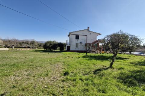 Istria, Rakalj – House with a pool and building plot