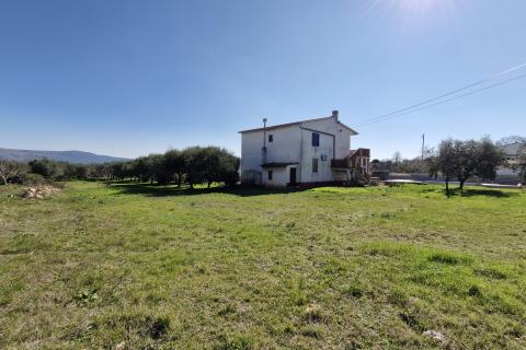 Istria, Rakalj – House with a pool and building plot
