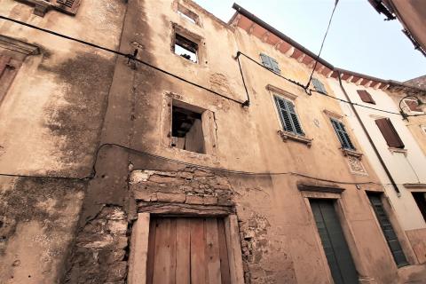 Istra, Buje- kuća u nizu za adaptaciju