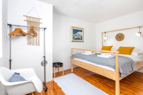 OTOK KRK,VRBNIK kuća sa bazenom i okućnicom