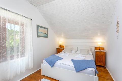 OTOK KRK,VRBNIK kuća sa bazenom i okućnicom