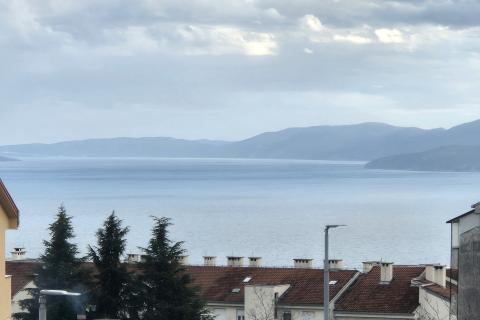 RIJEKA,KASTAV- NOVOGRADNJA, stan 1S+DB, parking, terasa, pogled na more