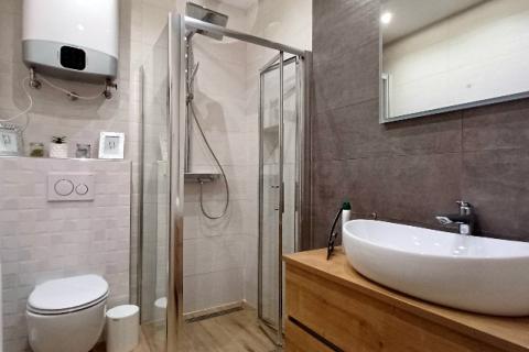 Istra,Pula-kuća u nizu s 3 stana,okućnicom i terasama