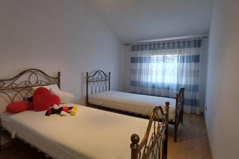 Istra,Pula-kuća u nizu s 3 stana,okućnicom i terasama