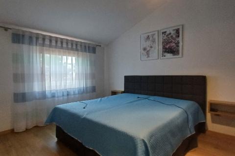 Istra,Pula-kuća u nizu s 3 stana,okućnicom i terasama