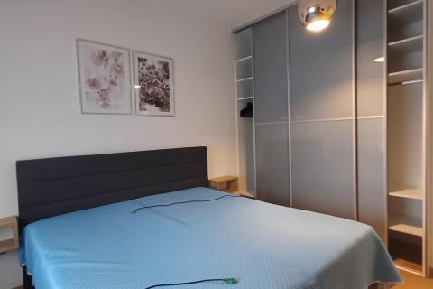 Istra,Pula-kuća u nizu s 3 stana,okućnicom i terasama