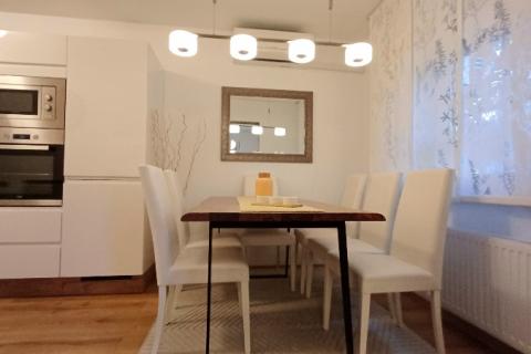 Istra,Pula-kuća u nizu s 3 stana,okućnicom i terasama