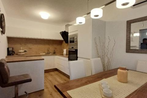 Istra,Pula-kuća u nizu s 3 stana,okućnicom i terasama