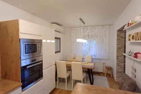 Istra,Pula-kuća u nizu s 3 stana,okućnicom i terasama