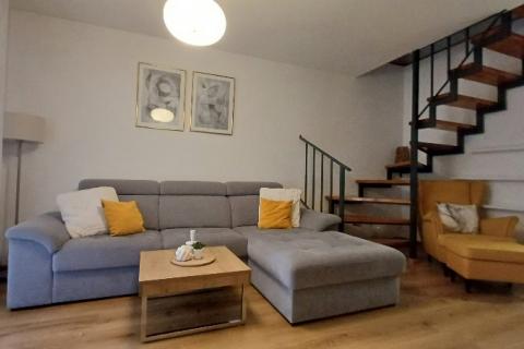 Istra,Pula-kuća u nizu s 3 stana,okućnicom i terasama