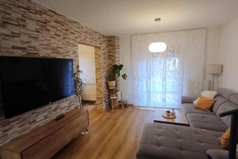 Istra,Pula-kuća u nizu s 3 stana,okućnicom i terasama