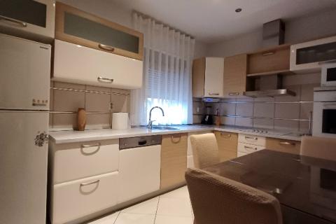 Istra,Pula-kuća u nizu s 3 stana,okućnicom i terasama