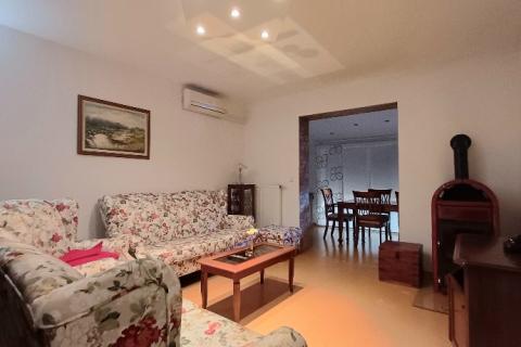 Istra,Pula-kuća u nizu s 3 stana,okućnicom i terasama