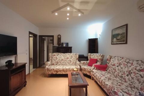 Istra,Pula-kuća u nizu s 3 stana,okućnicom i terasama