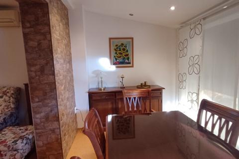 Istra,Pula-kuća u nizu s 3 stana,okućnicom i terasama