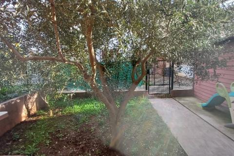 Istra,Pula-kuća u nizu s 3 stana,okućnicom i terasama