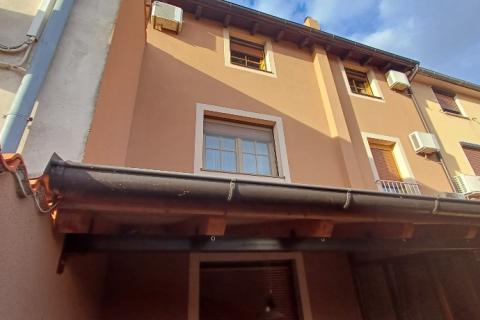Istra,Pula-kuća u nizu s 3 stana,okućnicom i terasama