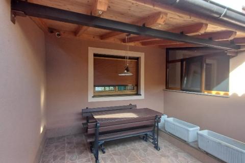 Istra,Pula-kuća u nizu s 3 stana,okućnicom i terasama