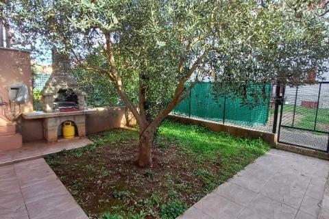 Istra,Pula-kuća u nizu s 3 stana,okućnicom i terasama