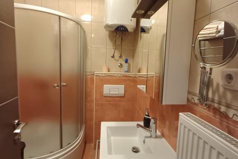 Istra,Pula-kuća u nizu s 3 stana,okućnicom i terasama