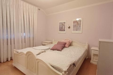 Istra,Pula-kuća u nizu s 3 stana,okućnicom i terasama