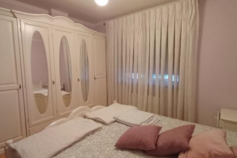 Istra,Pula-kuća u nizu s 3 stana,okućnicom i terasama